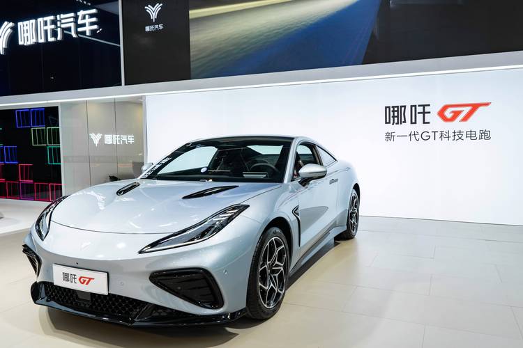 佛山99哪吒汽车在智能汽车领域的表现，领途汽车在新能源汽车市场中的影响力